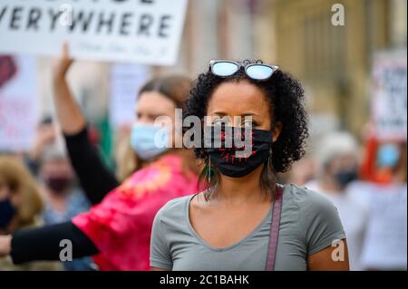 Richmond, North Yorkshire, Großbritannien - 14. Juni 2020: Eine mächtige schwarze Führerin trägt eine PPE-Gesichtsmaske von Black Lives Matter bei einem BLM-Protest in Richmond, N Stockfoto