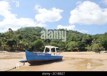 Boot am Strand gehört zu 293 auf Komba Guest House, Ampangorinana Village Nosy Komba Island, Madagaskar. Stockfoto