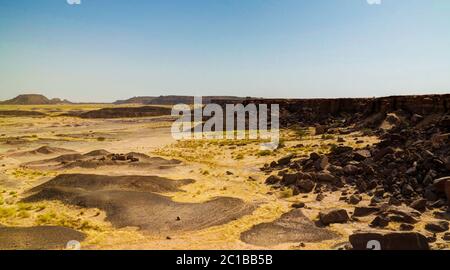 Felsige Landschaft der Sahara Wüste in der Nähe von Tchirozerine region Agadez, Niger Stockfoto