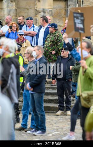 Richmond, North Yorkshire, Großbritannien - 14. Juni 2020: Anti-BLM-Gegendler versammelten sich am Fuß des Obelisken im Richmond Marketplace bei einem Black Live Stockfoto