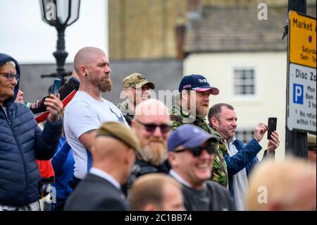 Richmond, North Yorkshire, Großbritannien - 14. Juni 2020: Anti-BLM-Demonstranten bei einer Black Lives Matter-Demonstration in Richmond, North Yorkshire Stockfoto