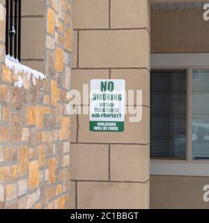 Platz Außenansicht der Apartments mit Rauchverbot-Schild an der Steinmauer Stockfoto