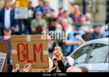 Richmond, North Yorkshire, Großbritannien - 14. Juni 2020: Ein selbstgemachter BLM-Schild hielt sich hoch bei einem Protest gegen Black Lives Matter Stockfoto