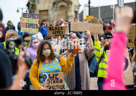 Richmond, North Yorkshire, Großbritannien - 14. Juni 2020: BLM-Demonstranten tragen PPE-Gesichtsmasken und halten selbstgemachte Schilder auf einem Protest der Black Lives Matter in Richmond, Stockfoto