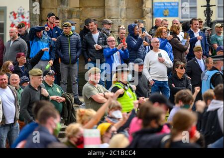 Richmond, North Yorkshire, Großbritannien - 14. Juni 2020: Wütende Gegenprotestierende versammeln sich mit ihren Smartphones, um sich gegen einen Protest gegen die Black Lives Matter zu wehren Stockfoto
