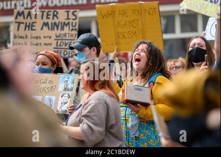 Richmond, North Yorkshire, Großbritannien - 14. Juni 2020: Eine Protesterin schreit auf einen Protest der Schwarzen Leben. Umgeben von anderen Demonstranten, die P tragen Stockfoto