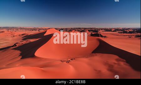 Blick auf die Düne von Tin Merzouga im Tassili nAjjer Nationalpark in Algerien Stockfoto