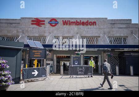 Wimbledon, London, Großbritannien. 15. Juni 2020. Ab heute (15. Juni) müssen gemäß den neuen Richtlinien der Regierung Gesichtsbezüge für die gesamte Dauer der Fahrten im öffentlichen Verkehrsnetz in London getragen werden, um die Wahrscheinlichkeit einer Infektion anderer während der Coronavirus-Pandemie zu verringern. Quelle: Malcolm Park/Alamy Live News. Stockfoto