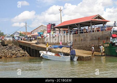 Blick auf Andoany oder den Hafen von Hell-Ville, Nosy Be, Madagaskar. Stockfoto