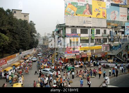 Eine Menge Leute und Transport auf der Straße in der Farmgate-Gegend von Dhaka, Bangladesch. Dies ist eine typische lokale Szene in Dhaka, der Hauptstadt Stockfoto