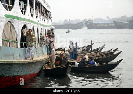 Sadarghat in Dhaka, Bangladesch. Kleine Boote, die an einem Schiff auf dem Fluss bei Sadarghat in Dhaka festgemacht sind. Nahverkehr Bangladesh Stil. Stockfoto