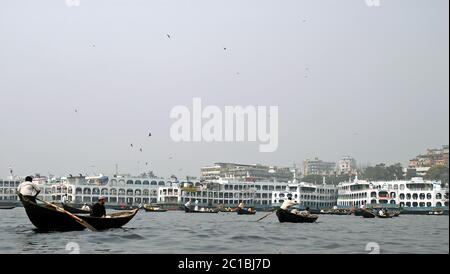 Sadarghat in Dhaka, Bangladesch. Viele kleine Boote, die den Fluss bei Sadarghat in Dhaka überqueren. Stockfoto