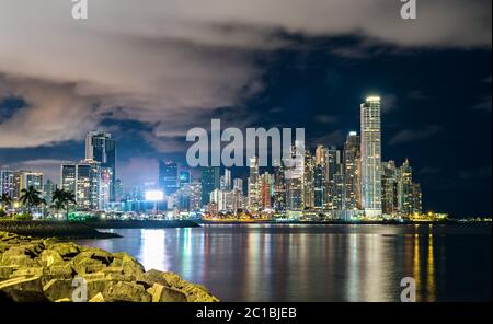 Nächtliche Skyline von Panama City Stockfoto