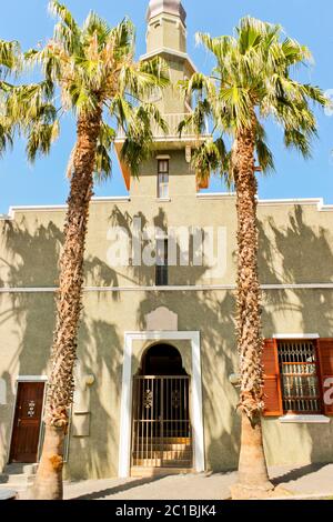 Nobler Eingang, nobles Tor der Moschee mit Palmen in der Stadt Kapstadt, Südafrika. Stockfoto