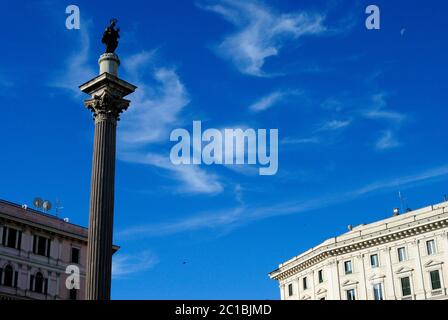 Blick auf die "Santa Maria" auf der Spitze der "Colonna della Pace" Stockfoto