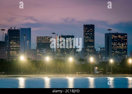 Skyline von Rio de Janeiro City Downtown by Dusk Stockfoto