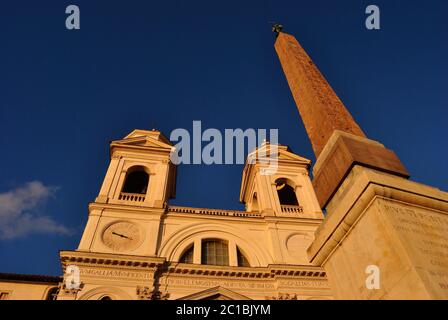 Santissima Trinità dei Monti Kirche auf der Spanischen Treppe Stockfoto