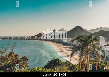 Blick auf den Copacabana Strand bei Sonnenuntergang in Rio de Janeiro, Brasilien Stockfoto