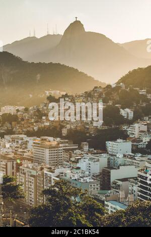 Sonnenuntergangsansicht in Copacabana, Wohngebäude, Favela Babilonia, Berge und Corcovado mit Christus Statue, in Rio de Janeiro, Brasilien Stockfoto