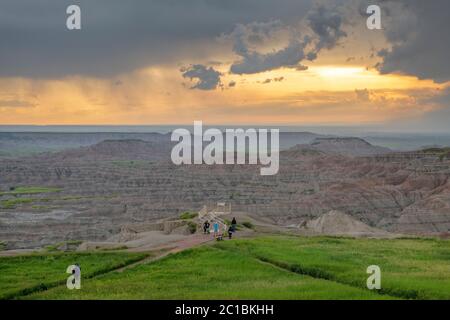 USA, South Dakota, Badlands National Park, Menschen am Aussichtspunkt während des Sonnenuntergangs Stockfoto