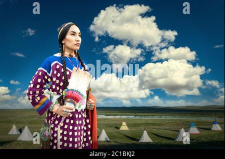 USA, Montana, Crow Woman Lakisha Flores im Blackfeet Tipi Camp in Browning Montana, Camp of Darrel Norman. Stockfoto