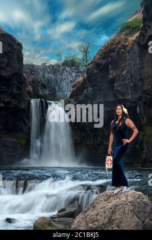 USA, Oregon, White River Falls, Indian Maiden Acosia Red Elk at Falls MR Stockfoto