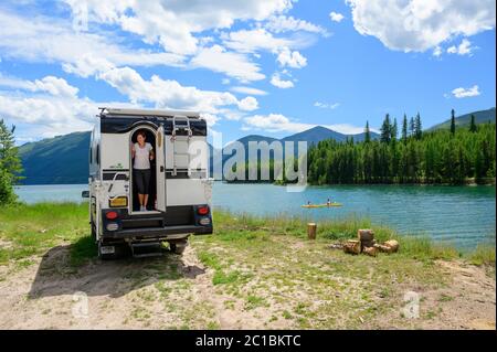 USA, Montana, Hungry Horse Reservoir, South Fork Flathead River, Rocky Mountains, Northwest Montana, Truck Camper am See Stockfoto