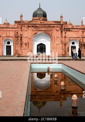 Das Grab von Bibi Pari auf dem Gelände des Fort Lalbagh, Dhaka. Die Leute laufen am Mausoleum Bibi Pari und einem Pool vorbei. Touristische Sehenswürdigkeit in Dhaka, Bangladesch Stockfoto