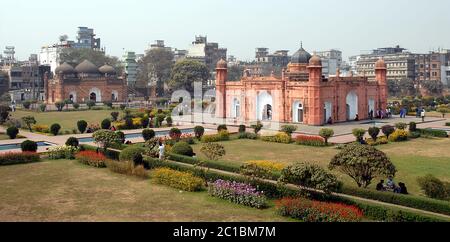 Lalbagh Fort in Dhaka, Bangladesch. Dies ist das Grab von Bibi Pari auf dem Gelände des Fort Lalbagh. Auf der linken Seite mit drei Kuppeln ist Lalbagh Fort Moschee. Stockfoto