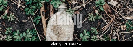 Alte alte Plastikflasche Müllabfuhr auf dem Boden in grünem Gras. Ökologische Umwelt Welt Natur Problem Konzept. Schutz und Einsparung Stockfoto