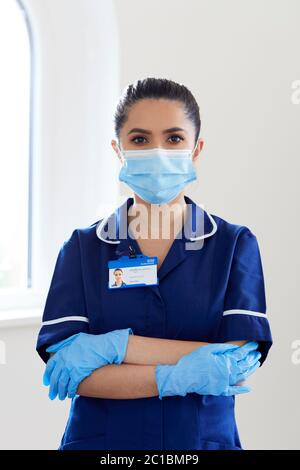 Krankenschwester stand mit PSA Stockfoto