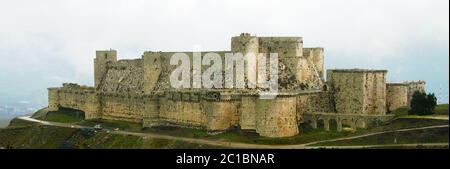 Blick auf die Burg Krak des Chevaliers in Syrien Stockfoto