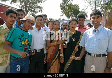 Khan Jahan Ali Grab und Moschee in Bagerhat, Bangladesch. Eine Gruppe von Besuchern im Khan Jahan Ali Grab und Moschee. Stockfoto