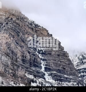 Square atemberaubende Bridal Veil Falls in Provo Canyon mit gefrorenem Wasser auf dem rauen Hang Stockfoto