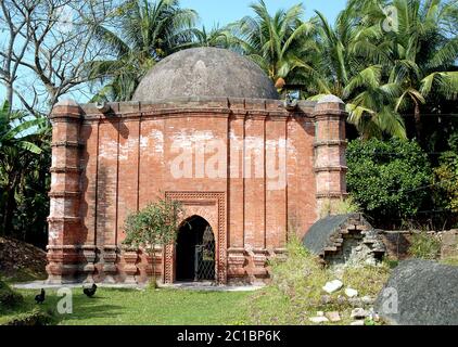 Zinda Pir Moschee in Bagerhat, Bangladesch. Ziegelbau und Kuppel der Zinda Pir Moschee mit alten Gräbern im Vordergrund. Bagerhat UNESCO-Stätte Stockfoto