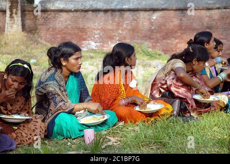 Sixty Dome Moschee in Bagerhat, Bangladesch. Frauen essen auf dem Gelände der Moschee (auch bekannt als Shait Gumbad Moschee und Shat Gambuj Moschee). Stockfoto