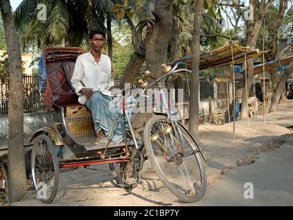 Sixty Dome Moschee in Bagerhat, Bangladesch. Ein Rikscha-Fahrer wartet in der Nähe der Moschee (auch bekannt Shait Gumbad Moschee und Shat Gambuj Moschee). Stockfoto