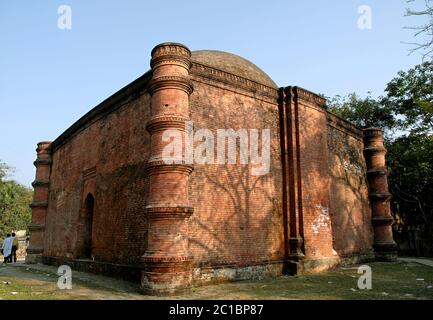 Singair Moschee (Singar Moschee) in Bagerhat, Bangladesch. Ziegelbau und Kuppel der Singair (Singar) Moschee. UNESCO-Weltkulturerbe Stockfoto