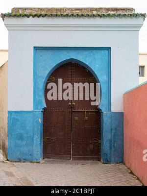 Farbe Eingangstor mit Tür in Fes Stockfoto