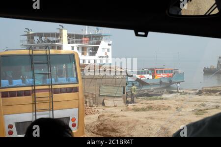 Sikder Kandi in Dhaka Division, Bangladesch. Fahrzeuge steigen am Kaorakandi Ferry Terminal in die Fähre ein, um den Padma River zu überqueren. Stockfoto