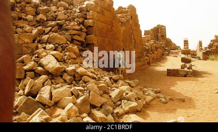 Panorama von Musawwarat es-Sufra Ruinen mit Esel, Meroe, Sudan Stockfoto