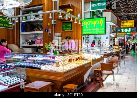 Schmuckgeschäfte In Bogyoke Aung San Market, Yangon, Myanmar. Stockfoto