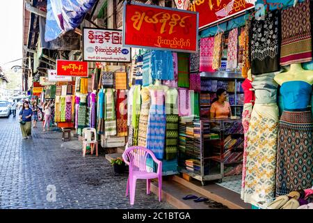 Bekleidungsgeschäfte In Bogyoke Aung San Market, Yangon, Myanmar. Stockfoto
