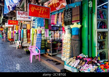Bekleidungsgeschäfte In Bogyoke Aung San Market, Yangon, Myanmar. Stockfoto