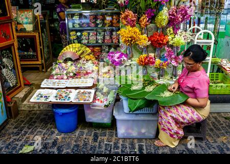 Eine Frau, die Blumen verkauft in Bogyoke Aung San Market, Yangon, Myanmar. Stockfoto