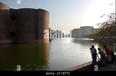 Dhaka in Bangladesch. Jatiya Sangsad Bhaban, das Nationalparlament von Bangladesch. Blick auf das Gebäude mit Blick auf den See. Stockfoto