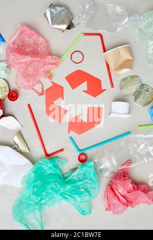 Große Ansicht von Verpackungen Flaschen und Dosen um das rote Recycling-Symbol Stockfoto