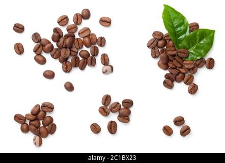 Kaffeebohnen isoliert auf weißem Hintergrund. Gerösteter arabica. Flach liegend, Draufsicht Stockfoto
