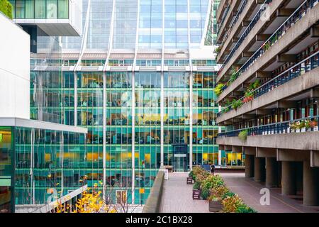 London, UK - 16. November 2019 - Fassade des modernen Bürogebäudes vom Barbican Estate Complex aus gesehen Stockfoto