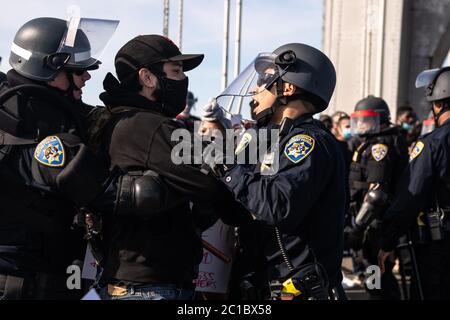 San Francisco, Usa. Juni 2020. SAN FRANCISCO, CA- JUNI 14: Ein Protestor wird am 14. Juni 2020 nach dem Tod von George Floyd bei der Schließung der Westseite der Bay Bridge in Richtung San Francisco, Kalifornien, verhaftet. (Foto von Chris Tuite/ImageSPACE) Credit: Imagespace/Alamy Live News Stockfoto